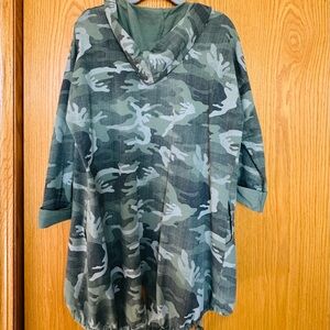 Green and Gray Utility Jacket with Camouflage Pattern and Long Sleeves